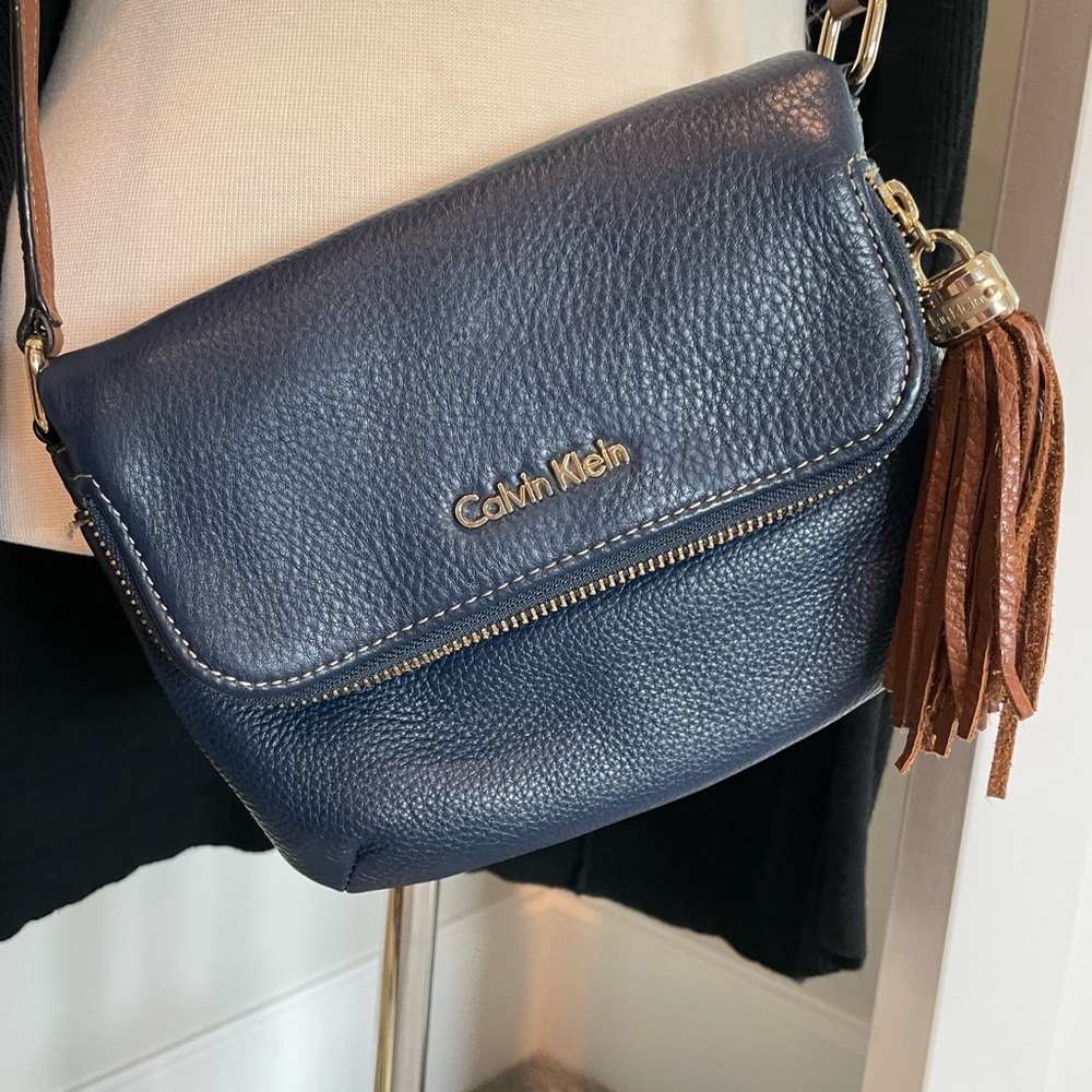 Leather Calvin Klein Navy Crossbody Bag. Brown Leather Strap & Gold Hardware. - Picture 3 of 12